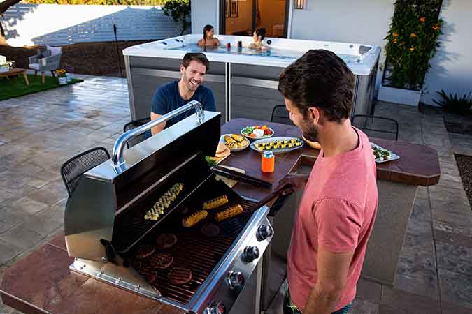 EP RecSport 2023 R220 AlpineWhite Gray Lifestyle BBQ 05 pop.jpg