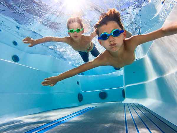EP RecSport 2023 R220 AlpineWhite Gray Lifestyle Under Water 02 pop.jpg
