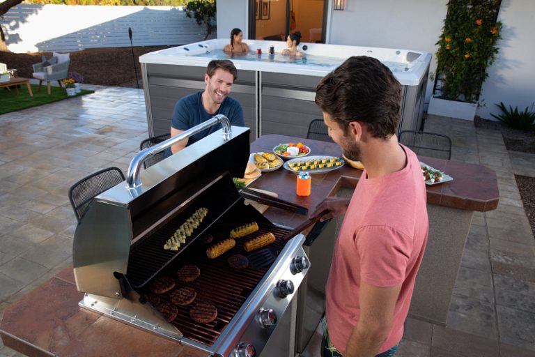 EP RecSport 2023 R220 AlpineWhite Gray Lifestyle BBQ 05